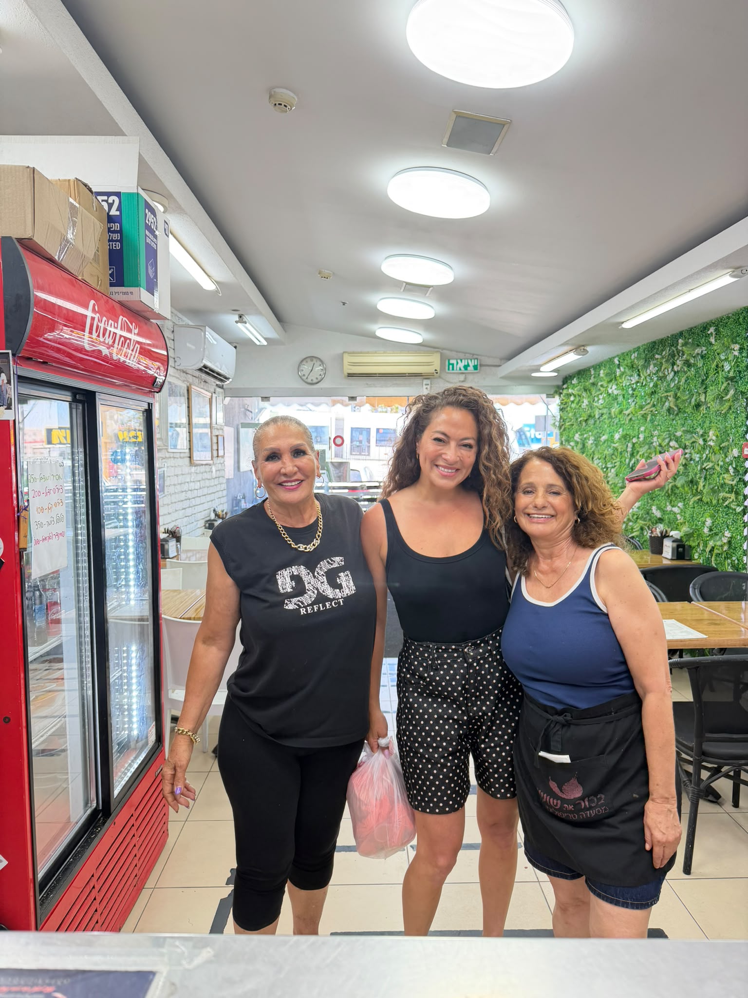 שושי ושתי אורחות במסעדה
