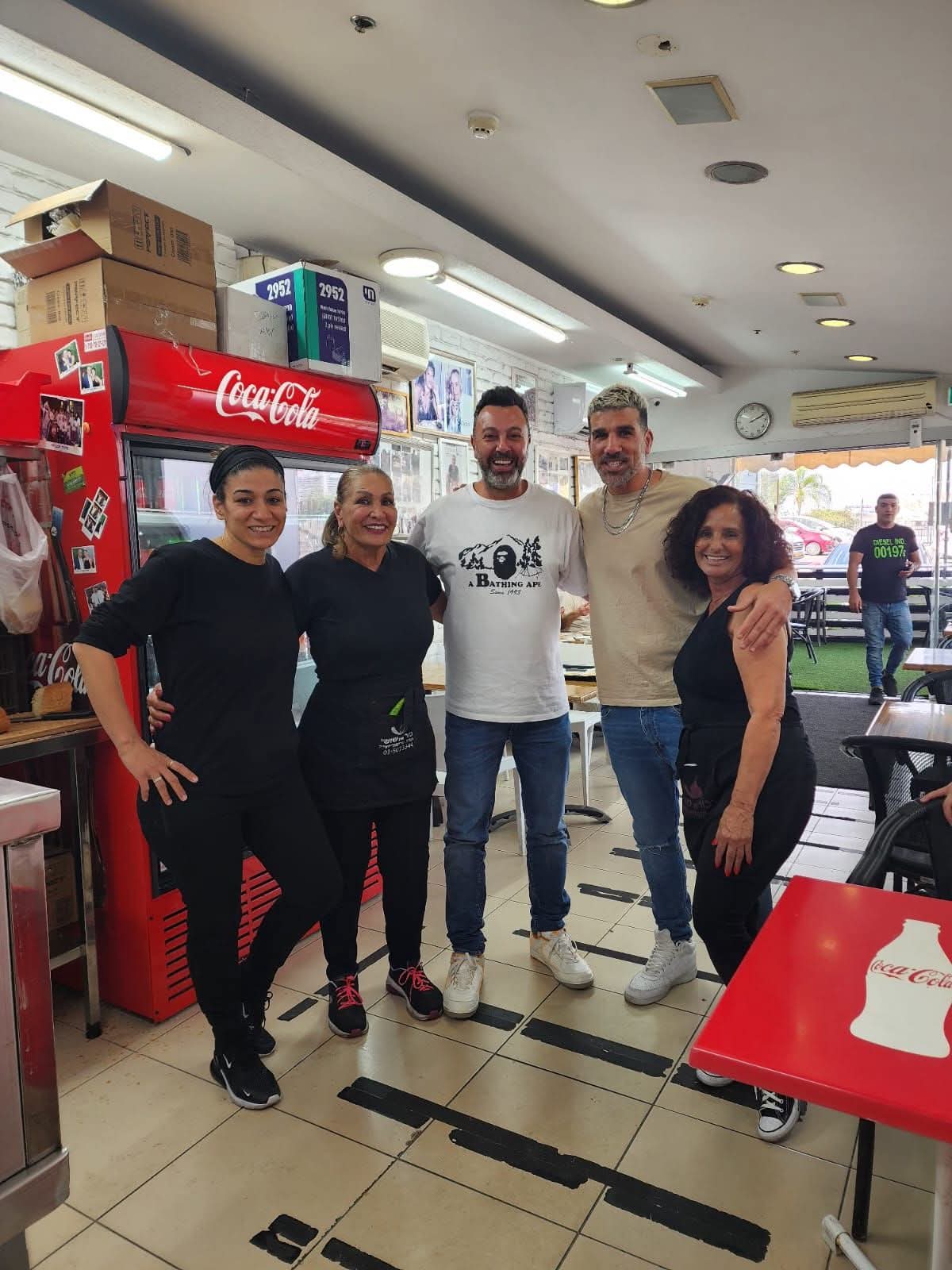 רגע משותף עם שושי ואנשים במסעדה
