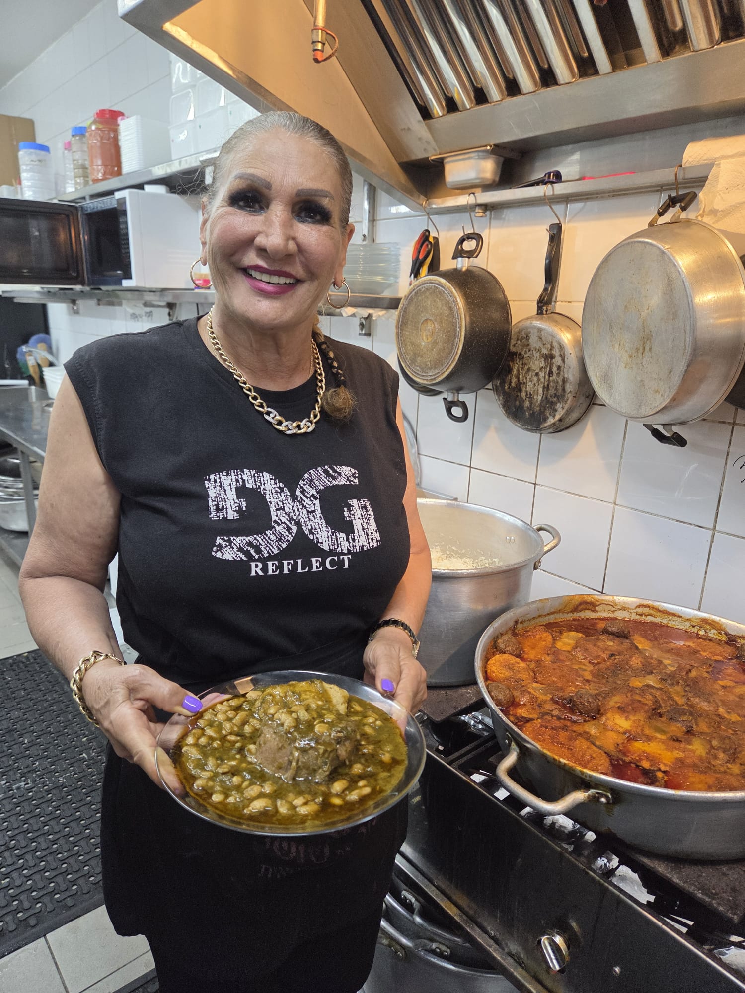 שושי מחזיקה טבחה בסלק במטבח המסעדה