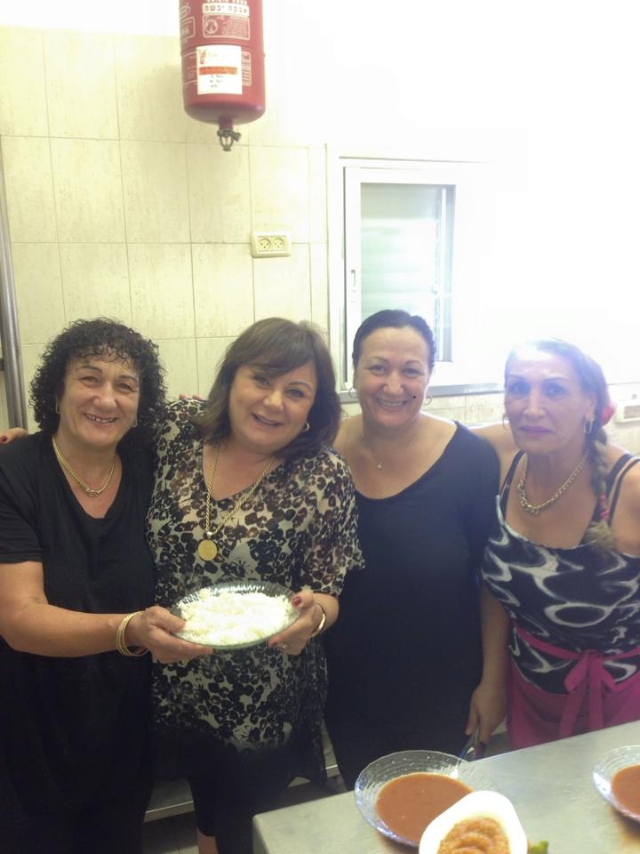 נשים לצד שושי סביב השולחן